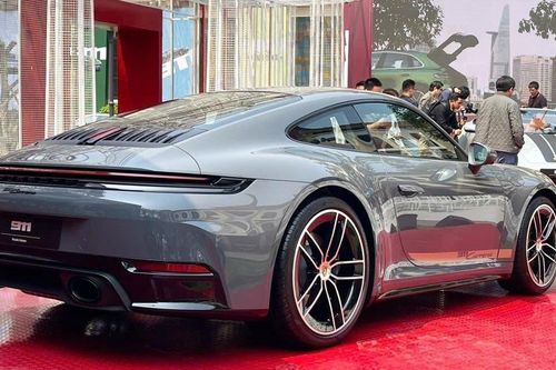 Porsche 911 được làm mới với động cơ hybrid, đang trưng bày tại Hà Nội