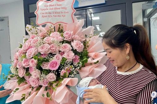 Hành trình kỳ diệu cứu sống bé trai đẻ rơi bên đường, nặng chỉ 900g