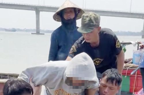 Cứu sống một nam thanh niên nhảy cầu Cửa Hội giữa trưa