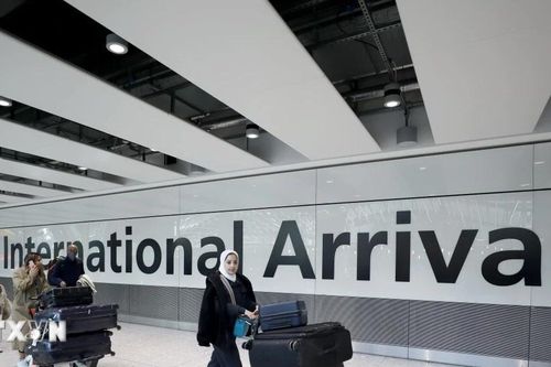 Sân bay Heathrow mở cửa trở lại sau sự cố mất điện chưa từng có