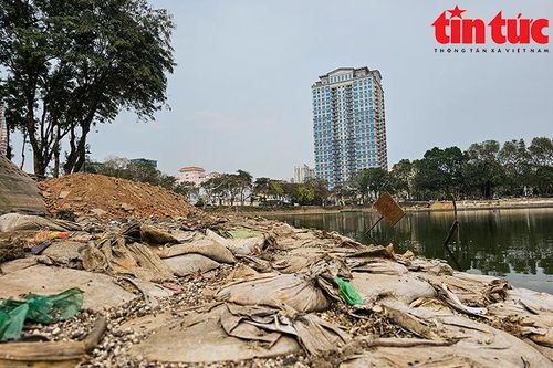 Cải tạo Công viên Nghĩa Đô, phát hiện đồ thờ cúng bỏ đi dày đặc đáy hồ