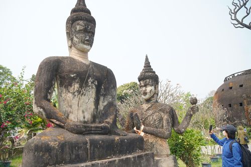 Khám phá gần 300 bức tượng bên trong vườn tượng Phật tại Lào