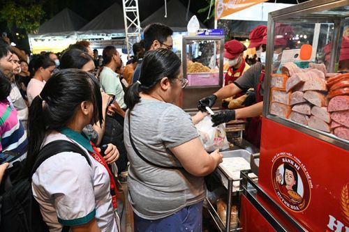 Du khách tò mò thưởng thức đại tiệc buffet bánh mì tại TP Hồ Chí Minh