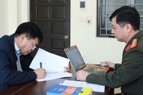 Khởi tố 2 đối tượng làm giả giấy tờ để con cháu gian lận tuổi vào CLB SLNA