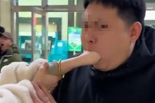 Làm theo thử thách trên mạng, cô gái kẹt tay trong miệng bạn trai