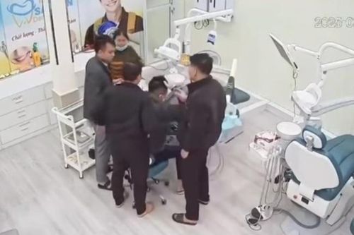 Nam thanh niên bị hành hung khi làm việc tại phòng khám