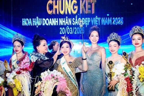 Nghệ nhân Hồ Thị Thanh Hương trao vương miện cho tân Hoa hậu Doanh nhân Sắc đẹp Việt Nam 2025