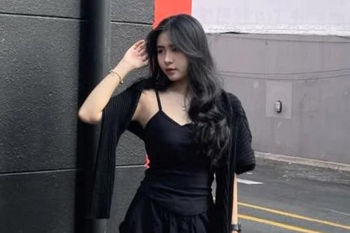 Nàng WAG xinh đẹp khiến tiền đạo U22 Việt Nam 'đeo gông sớm'
