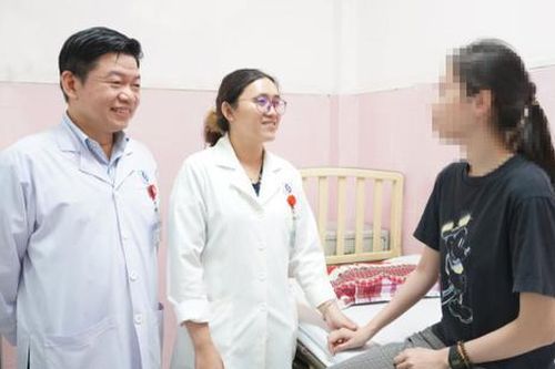 Bé gái 14 tuổi mắc bệnh hiếm, thường xuyên bật khóc rồi cười một mình trong đêm