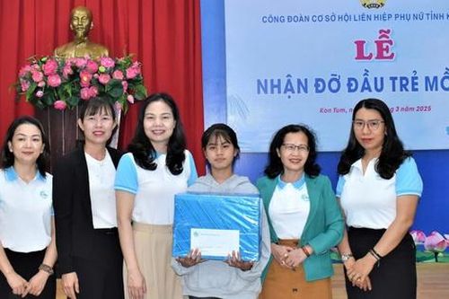 Hội LHPN tỉnh Kon Tum nhận đỡ đầu trẻ mồ côi người dân tộc Xơ Đăng