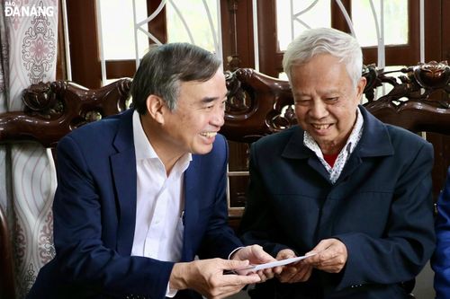 Chủ tịch UBND thành phố Lê Trung Chinh thăm, viếng hương các đồng chí nguyên lãnh đạo Đặc khu ủy Quảng Đà