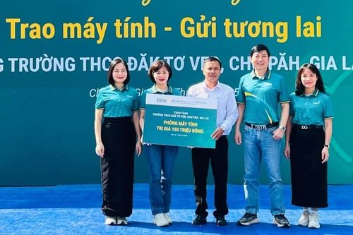 Tặng 15 máy tính và 40 suất học bổng cho Trường Trung học cơ sở Đăk Tơ Ver