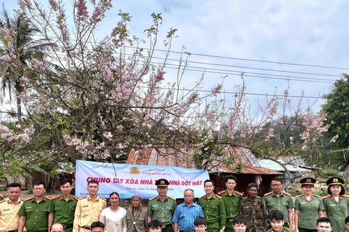 Đoàn Thanh niên Công an tỉnh về nguồn tại xã Krong