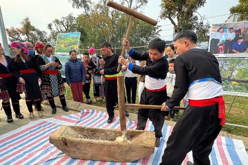 Hội thi ẩm thực dân tộc, giã bánh giầy và thi nấu thắng cố