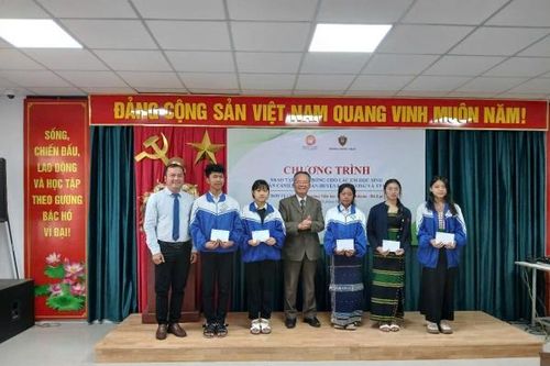 Trao 45 suất học bổng cho học sinh có hoàn cảnh khó khăn
