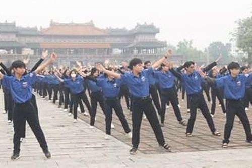 Hơn 1.000 bạn trẻ tham gia đồng diễn Semaphore chào mừng Ngày giải phóng Huế