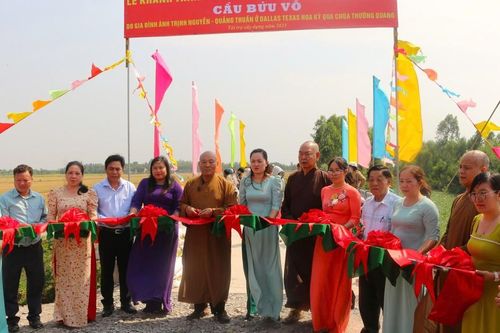 Ban Trị sự Phật giáo Q.8 trao quà, khánh thành cầu nông thôn tại tỉnh Long An