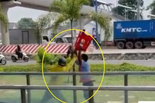 Tài xế xe ôm vứt tàn thuốc bừa bãi, bảo vệ ga metro dùng ghế nhựa tấn công