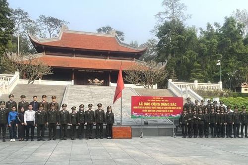 Đoàn đại biểu Cục Công nghiệp an ninh báo công dâng Bác tại Khu di tích K9