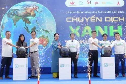 Hàng nghìn người dân Hà Nội hưởng ứng Giờ Trái đất 2025