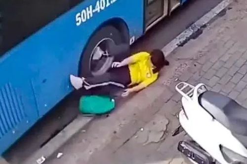 Tài xế xe buýt bị đình chỉ vì đóng cửa bất cẩn
