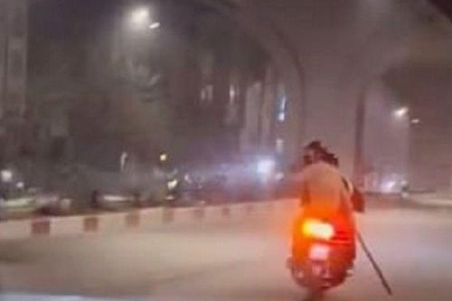 Bắt khẩn cấp nhóm thiếu niên 'kẹp 3', cầm hung khí đe dọa công an khi bị truy bắt giữa đêm tại Hà Nội