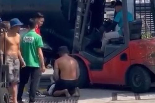 Nam bảo vệ công ty bị các cuộn hàng trên ôtô rơi xuống đè tử vong