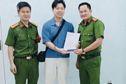 Đồn Công an cửa khẩu Tân Sơn Nhất giúp du khách nước ngoài tìm lại chiếc điện thoại đắt tiền