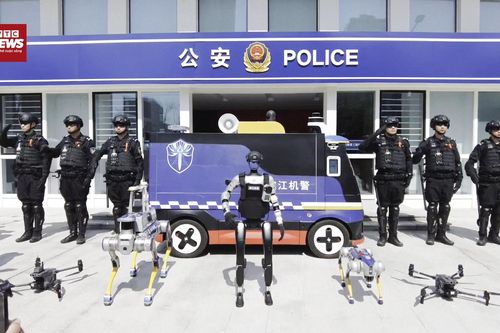 Robot hình người mặc đồng phục cảnh sát, xuất hiện trên phố Trung Quốc