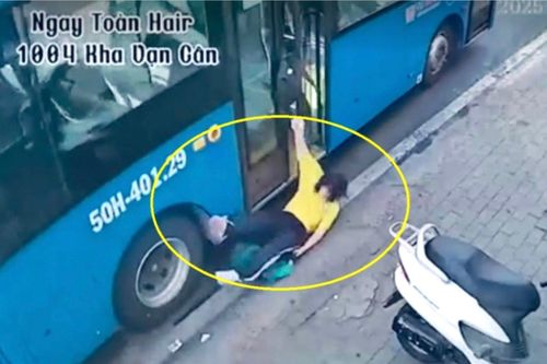 Đình chỉ tài xế xe buýt bất cẩn đóng cửa xe khiến nữ sinh bị kéo ngã