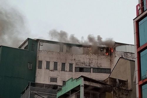 Cháy ngùn ngụt trên tầng tum ngôi nhà ở phố Bạch Mai, Hà Nội