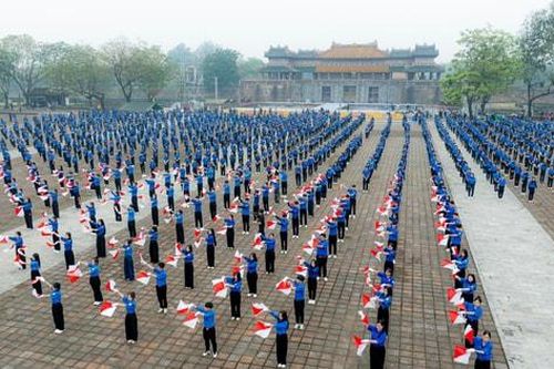 1.000 thanh niên thành phố Huế đồng diễn 'Vũ khúc thanh niên'