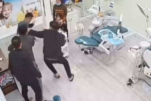 Nhóm người lao vào nơi làm việc của người đàn ông rồi chửi mắng, hành hung