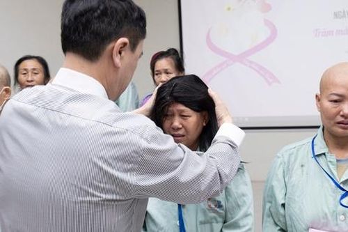 Bệnh nhân ung thư bật khóc khi được tặng tóc
