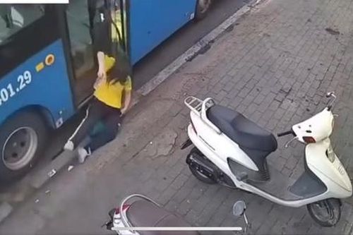 Nữ sinh ở TPHCM bị kéo ngã xuống đường do xe buýt đóng cửa quá sớm