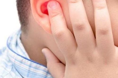 Viêm tai giữa có gây thủng màng nhĩ không?