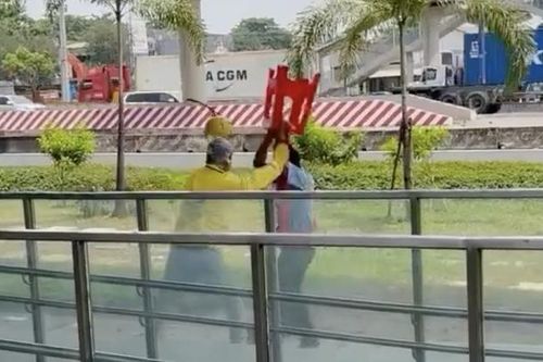 Bị nhắc không hút thuốc ở khu vực nhà ga Metro số 1 TPHCM, tài xế công nghệ xô xát với bảo vệ
