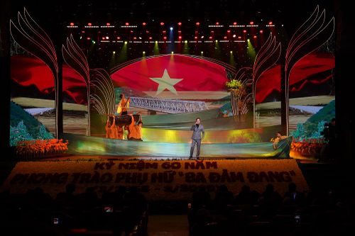 Xúc động đêm nghệ thuật tái hiện bức tranh lịch sử về phong trào phụ nữ 'Ba đảm đang'