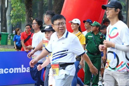 Hàng nghìn người tham gia Ngày chạy Olympic vì sức khỏe toàn dân