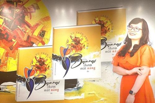 'Ban mai thơm mắt nắng'- tiếng thơ của người đàn bà viên mãn, tròn đầy