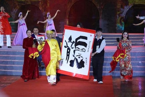 'Nhân diện thư' và 'Vật điểu thư' trong dòng chảy thư pháp đương đại