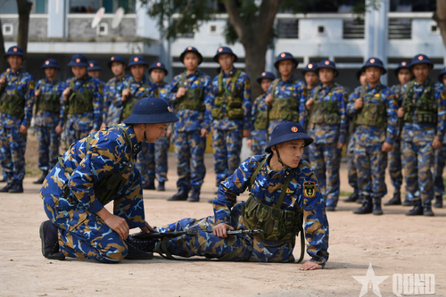 Những chiến sĩ mới bên bờ sóng