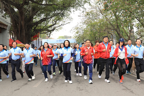 Hơn 4.000 người tham gia Ngày chạy Olympic và phát động giải chạy Báo Hànôịmới