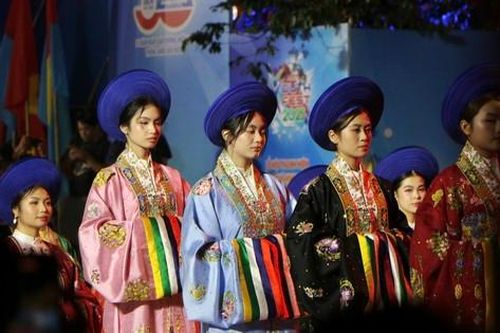 Bạn trẻ Sài Gòn thích thú với màn đồng diễn Việt phục 'Một vòng Việt Nam'