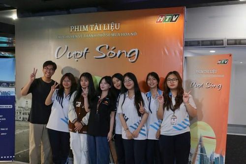 Sinh viên thích thú với phim tài liệu Kỷ niệm 50 năm Giải phóng miền Nam