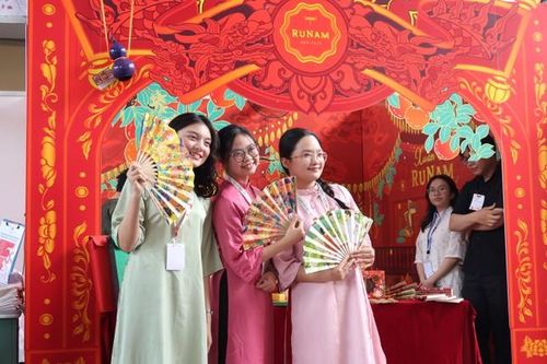 Bạn trẻ xúng xính trải nghiệm Ngày hội Việt phục 'Tóc xanh vạt áo' mùa 5