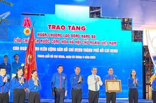 Thành Đoàn TP. HCM đón nhận Huân chương Lao động hạng Ba do Chủ tịch nước trao tặng
