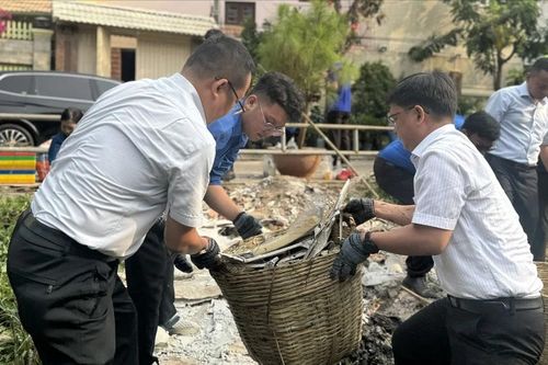 Người trẻ TPHCM 'xắn' tay áo dọn vệ sinh làm đẹp kênh rạch