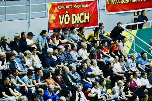 Giải bóng chuyền quốc gia 2025: Người hâm mộ Đông Anh 'quên ăn' 'quên ngủ' vì bóng chuyền
