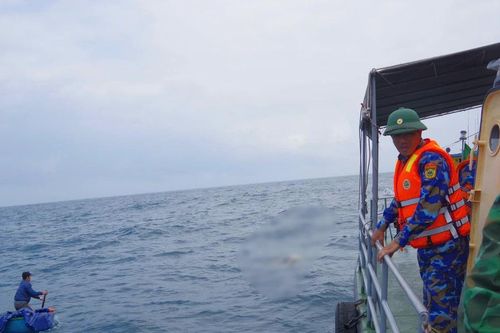 Tàu tuần tra biên phòng Quảng Ngãi vớt 1 thi thể trôi dạt trên biển